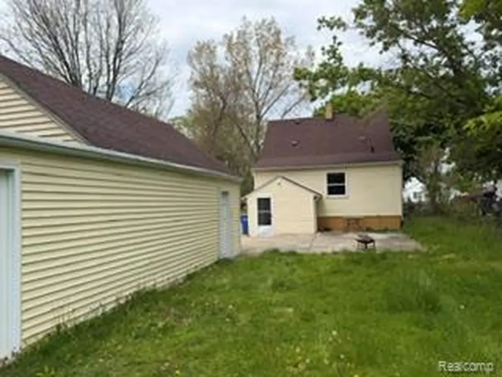 3992 Dallas Avenue Warren City MI 48091