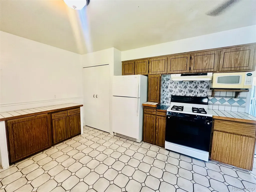 26373 Curie Avenue Warren City MI 48091