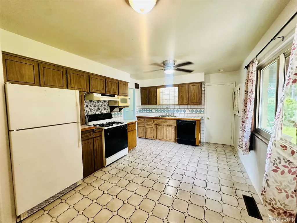 26373 Curie Avenue Warren City MI 48091