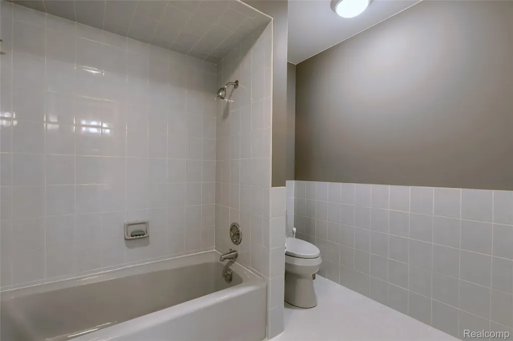 1721 Archers Pointe Rochester Hills City MI 48306