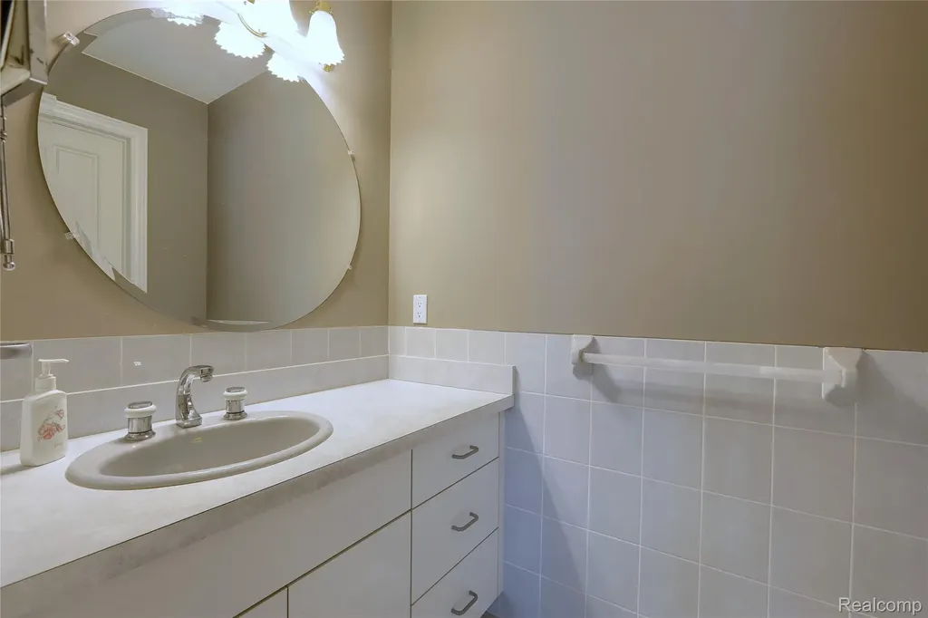 1721 Archers Pointe Rochester Hills City MI 48306