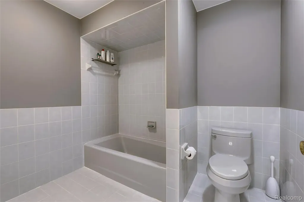 1721 Archers Pointe Rochester Hills City MI 48306