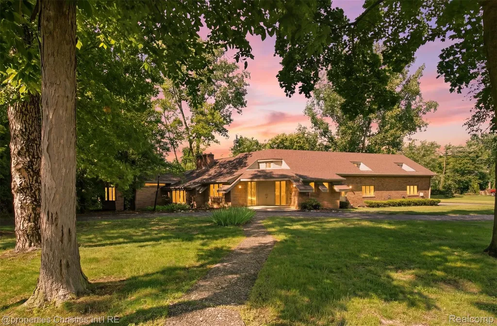 25310 Canterbury Road Franklin Village MI 48025