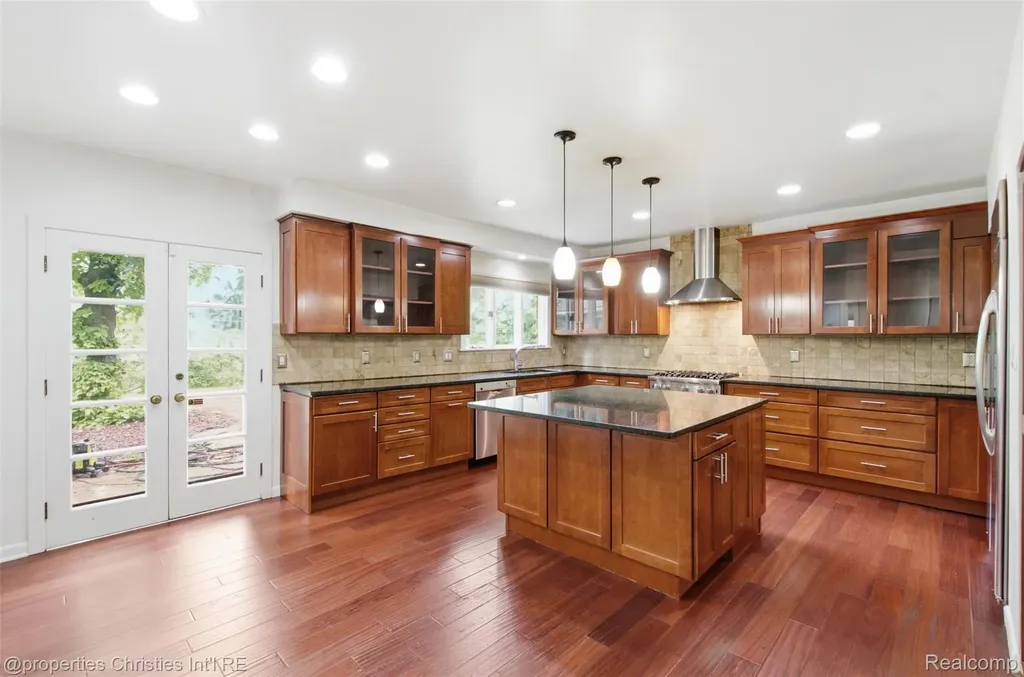 25310 Canterbury Road Franklin Village MI 48025
