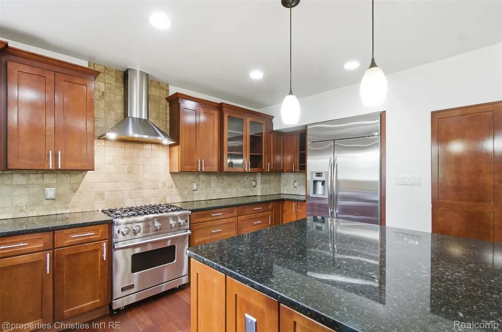 25310 Canterbury Road Franklin Village MI 48025