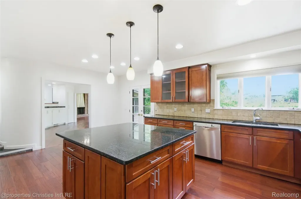 25310 Canterbury Road Franklin Village MI 48025