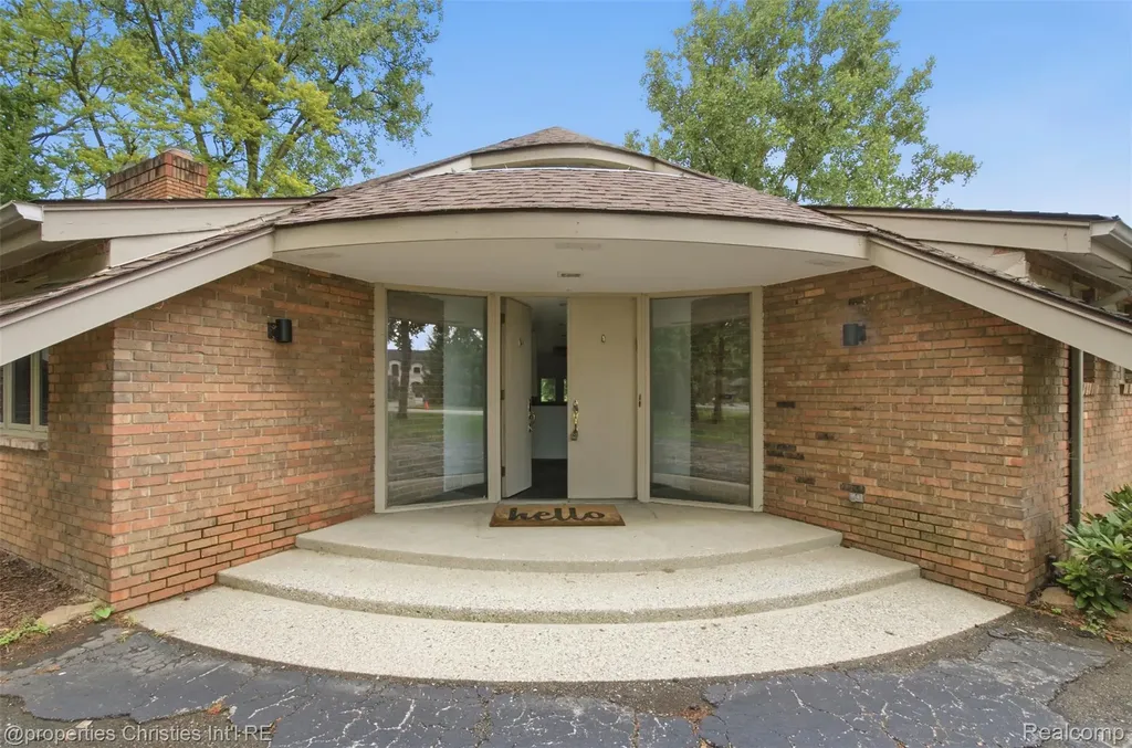 25310 Canterbury Road Franklin Village MI 48025