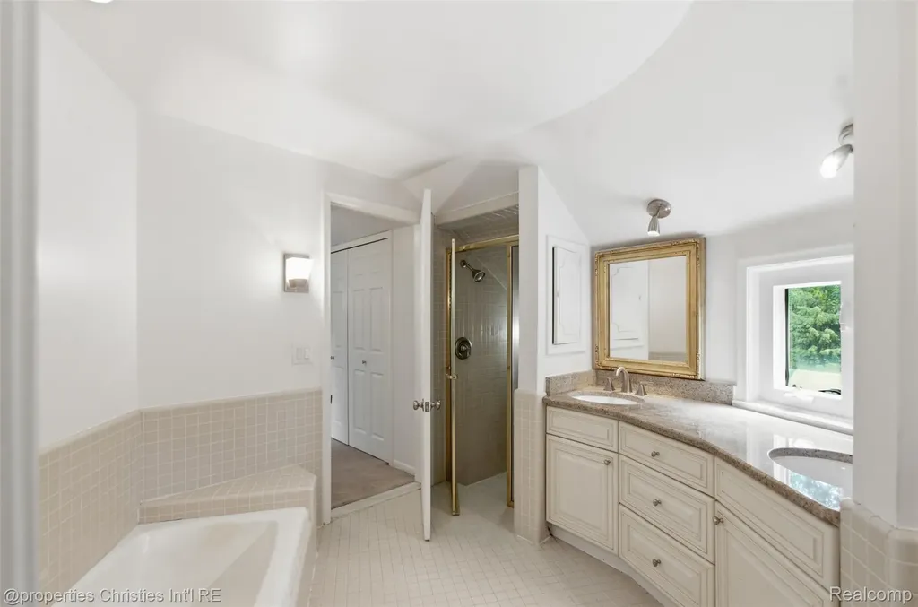 25310 Canterbury Road Franklin Village MI 48025