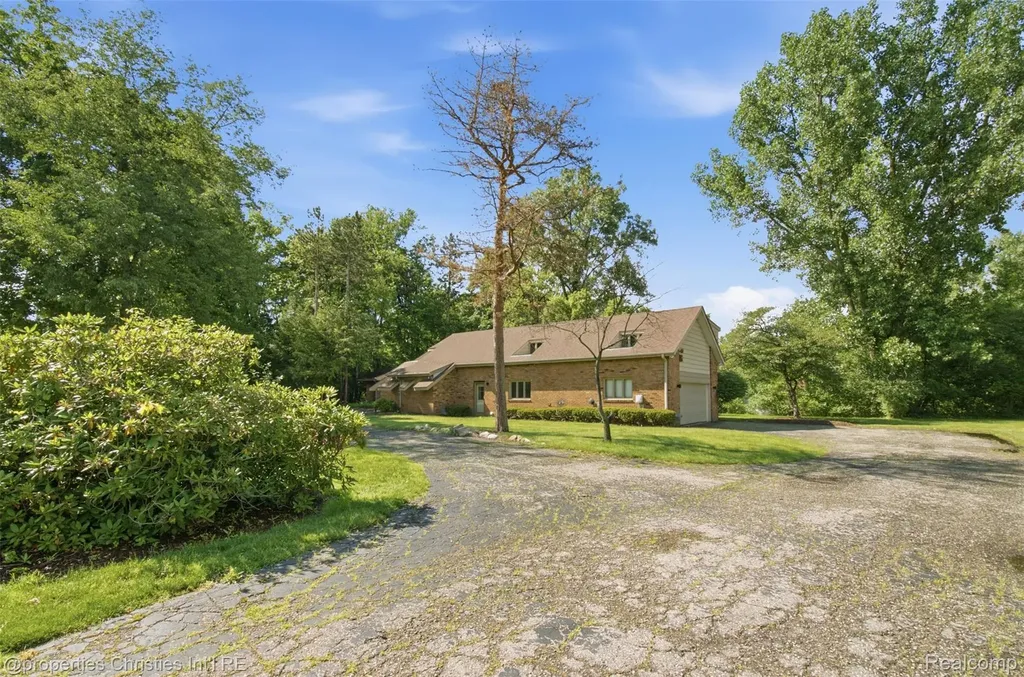 25310 Canterbury Road Franklin Village MI 48025