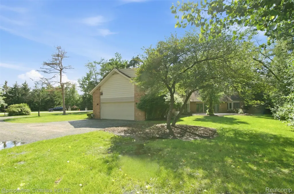 25310 Canterbury Road Franklin Village MI 48025