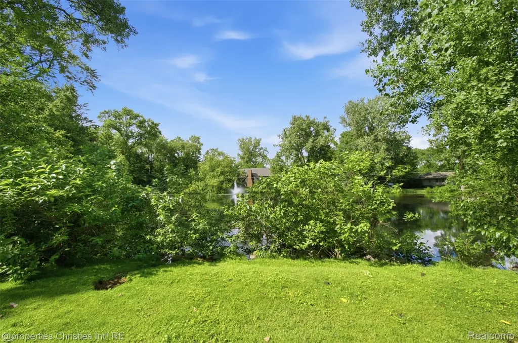 25310 Canterbury Road Franklin Village MI 48025