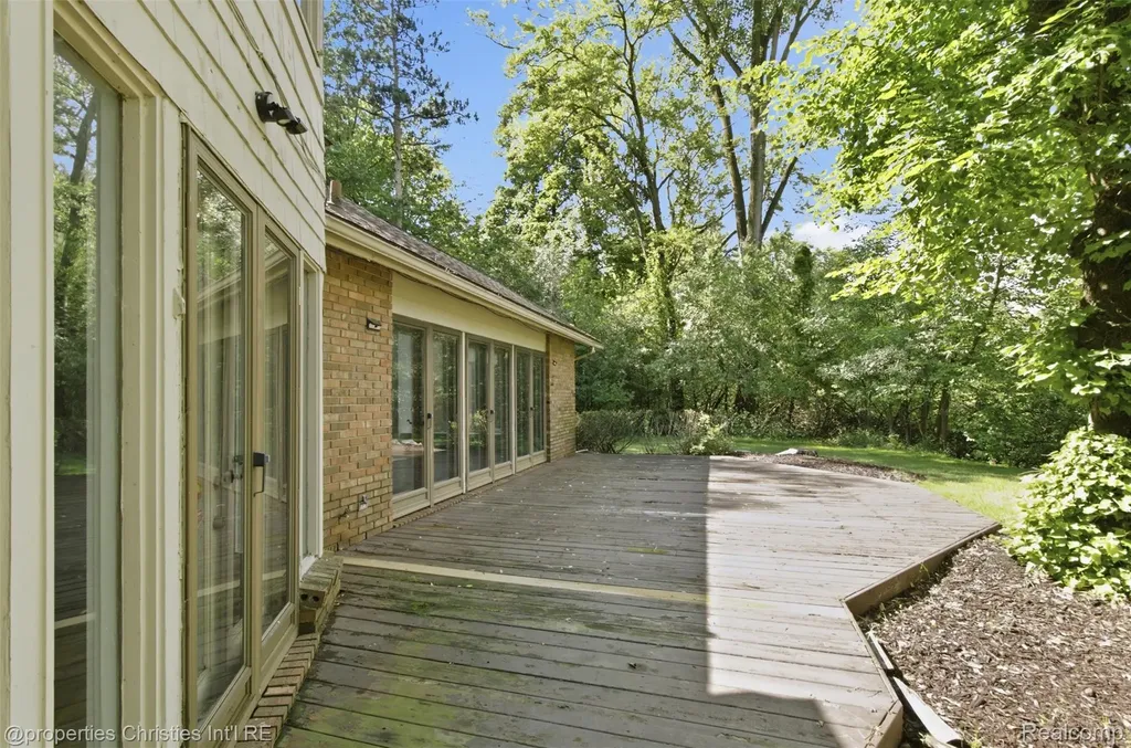 25310 Canterbury Road Franklin Village MI 48025