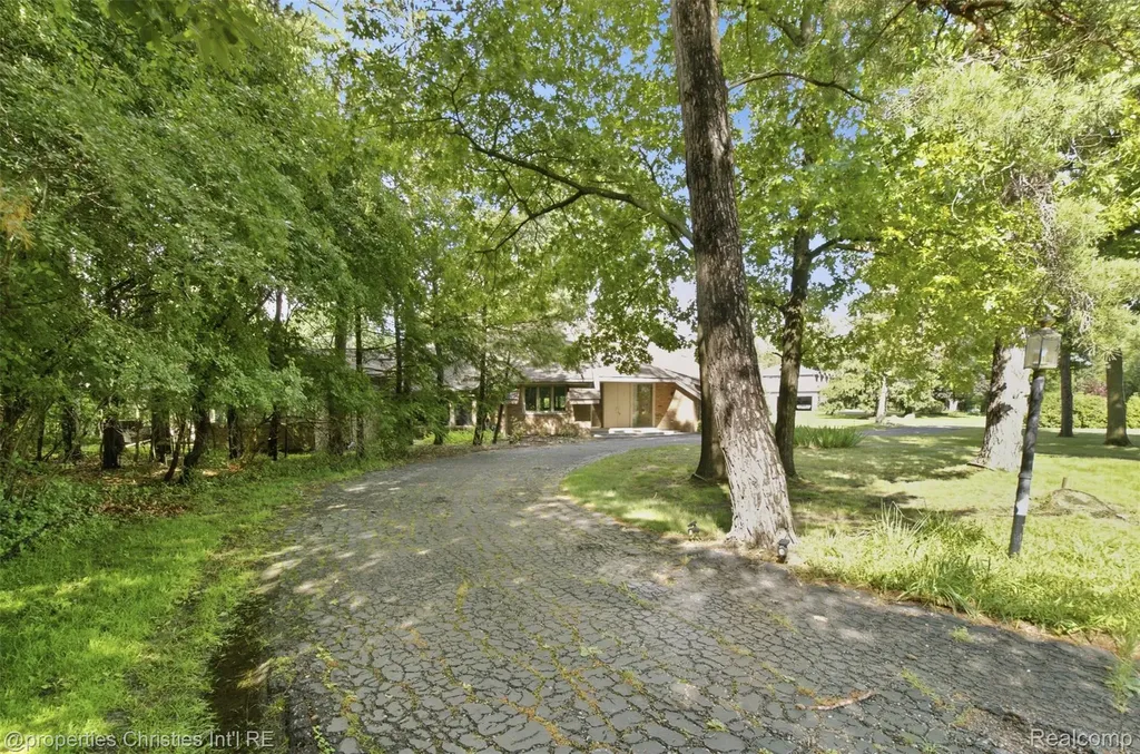 25310 Canterbury Road Franklin Village MI 48025