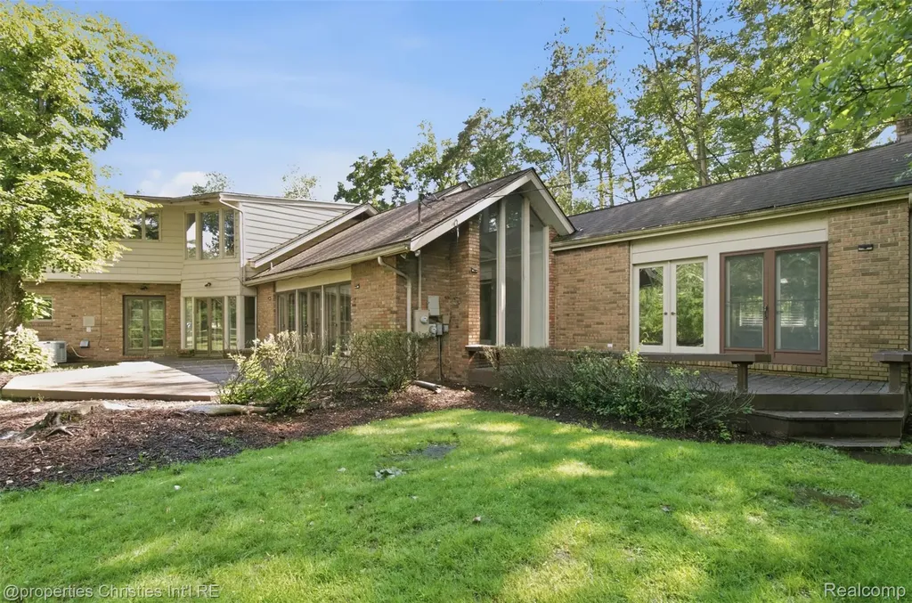 25310 Canterbury Road Franklin Village MI 48025