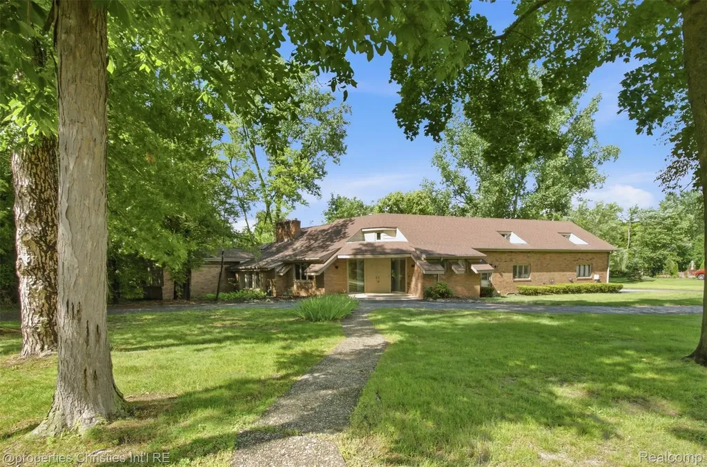 25310 Canterbury Road Franklin Village MI 48025