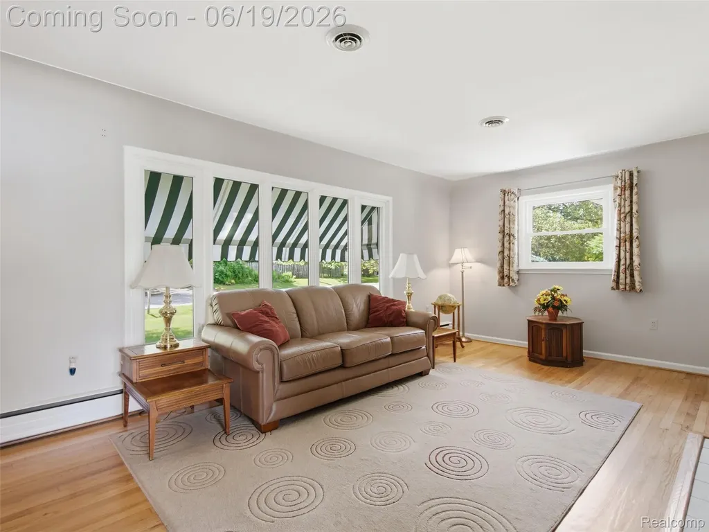 24 Nevada Avenue Rochester Hills City MI 48309