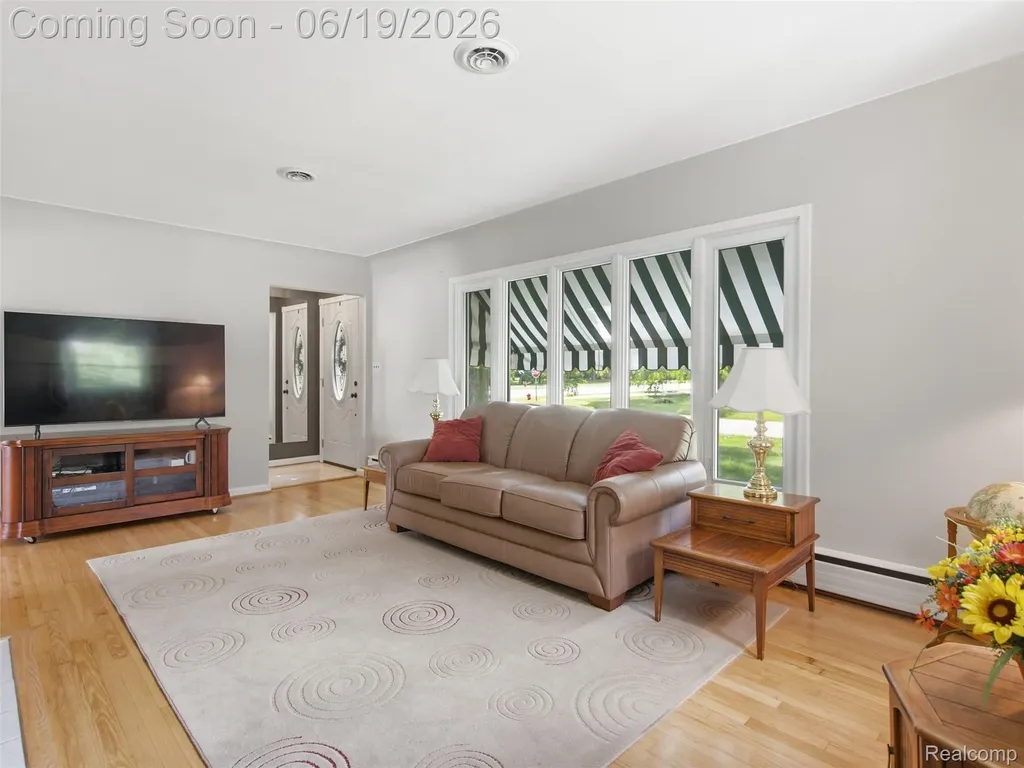 24 Nevada Avenue Rochester Hills City MI 48309