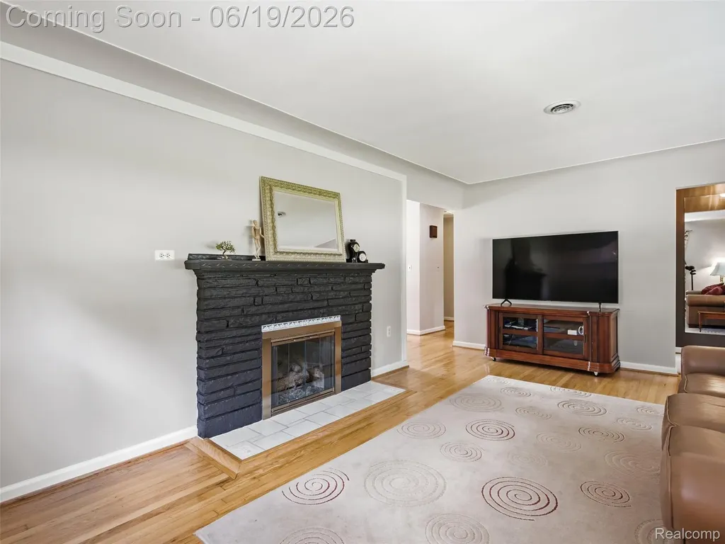 24 Nevada Avenue Rochester Hills City MI 48309