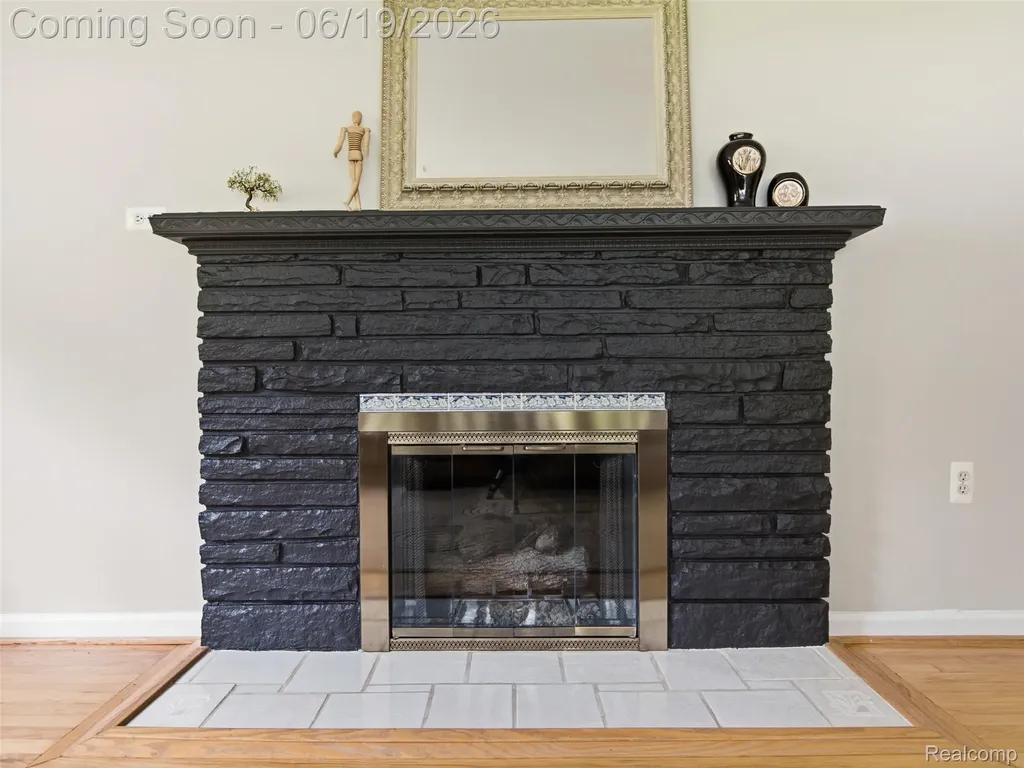 24 Nevada Avenue Rochester Hills City MI 48309