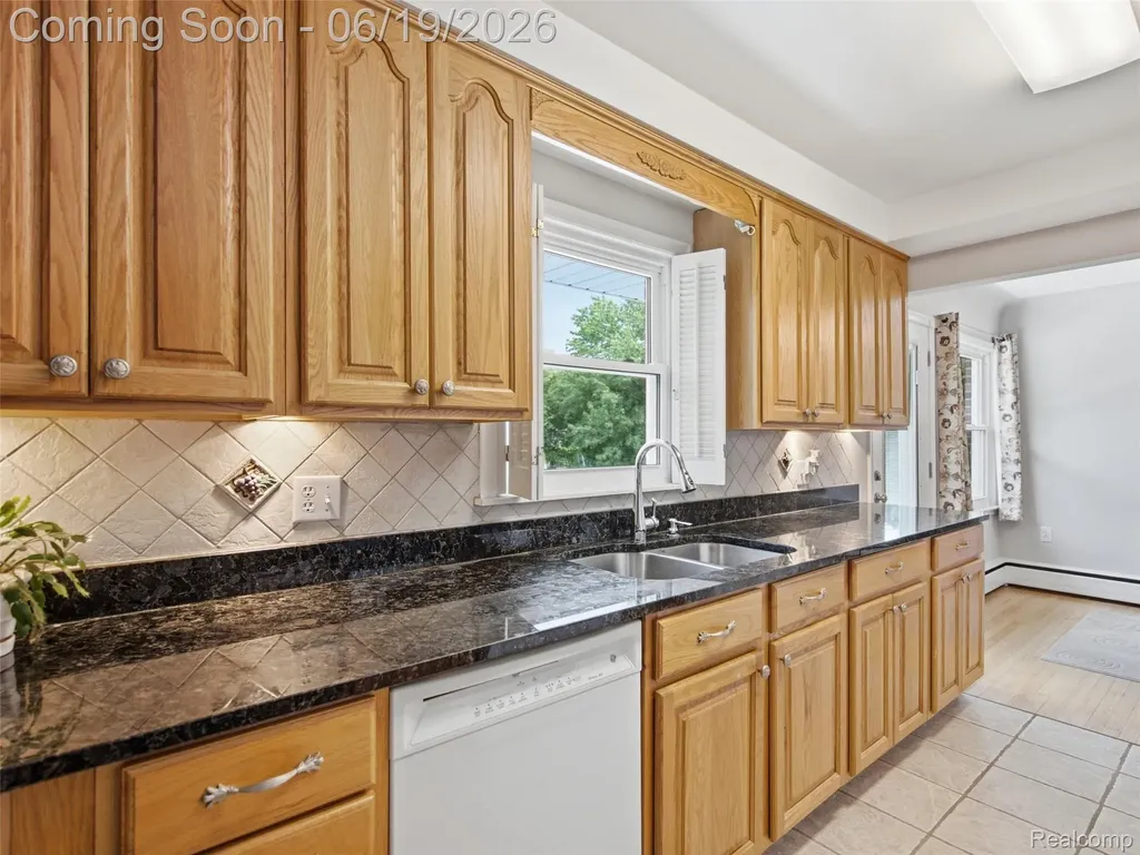 24 Nevada Avenue Rochester Hills City MI 48309