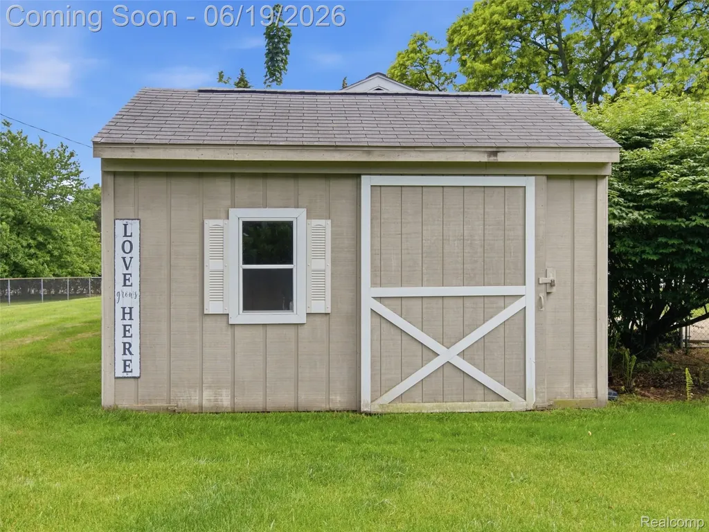 24 Nevada Avenue Rochester Hills City MI 48309