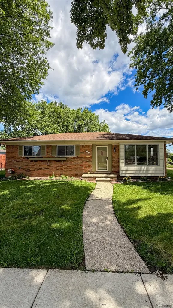 29812 Newport Drive Warren City MI 48088