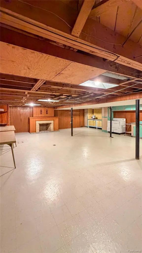 29812 Newport Drive Warren City MI 48088