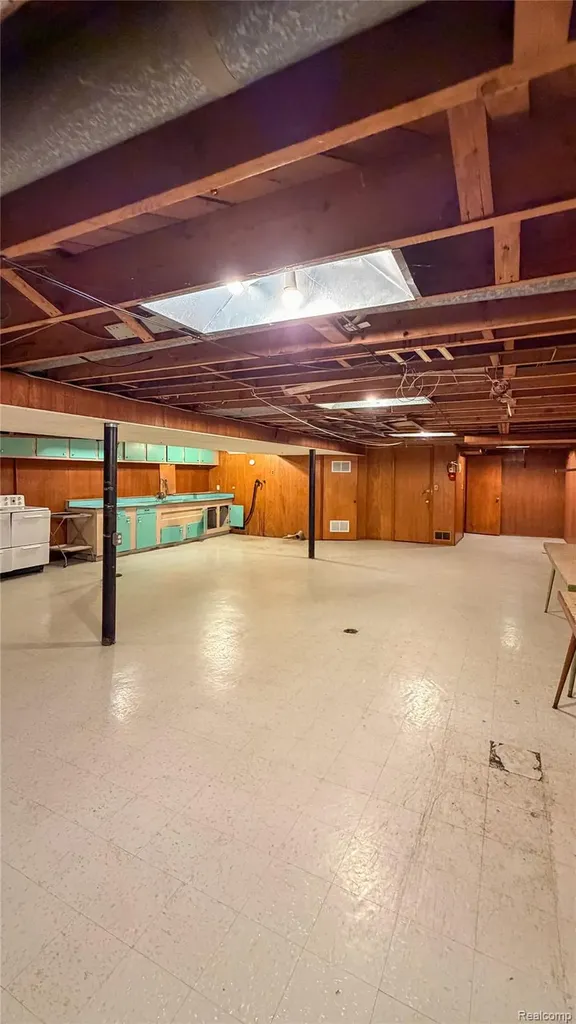 29812 Newport Drive Warren City MI 48088