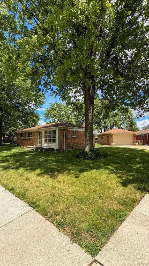 29812 Newport Drive Warren City MI 48088