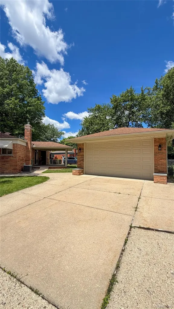 29812 Newport Drive Warren City MI 48088