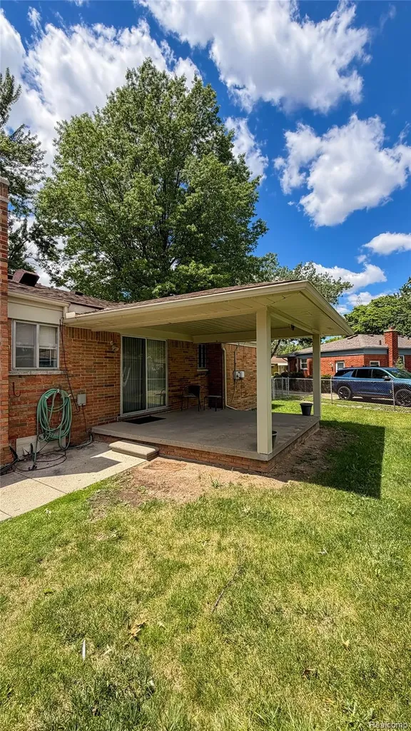 29812 Newport Drive Warren City MI 48088