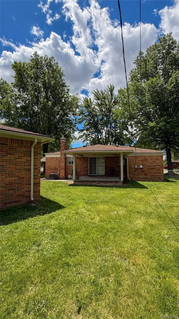 29812 Newport Drive Warren City MI 48088