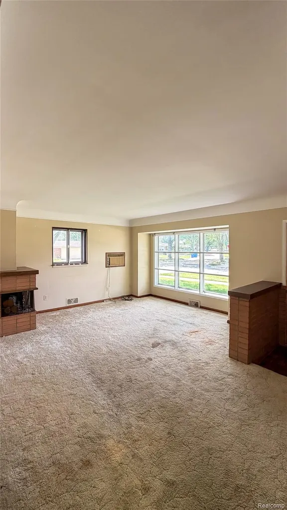 29812 Newport Drive Warren City MI 48088