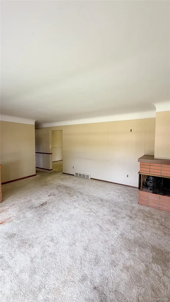 29812 Newport Drive Warren City MI 48088