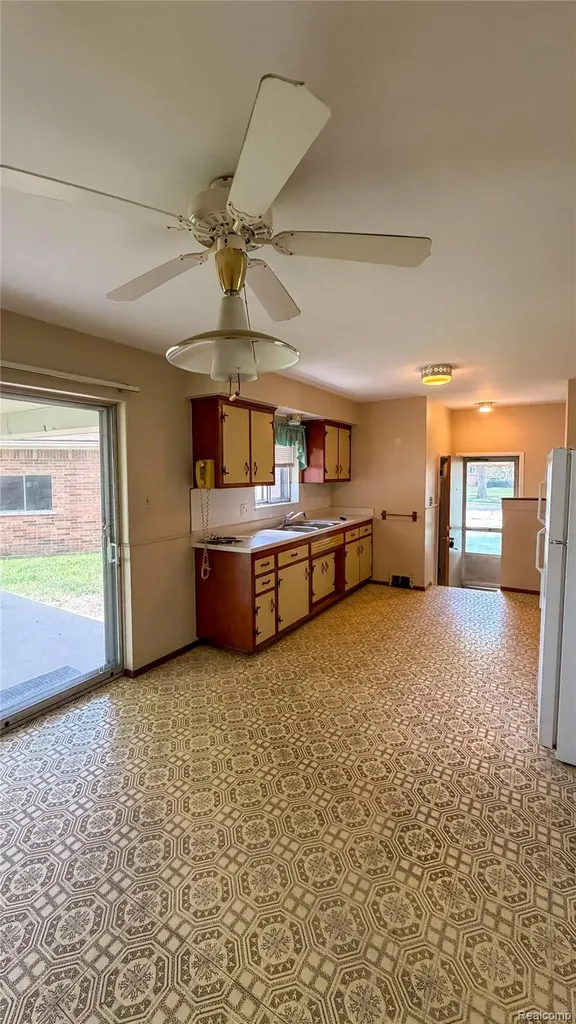 29812 Newport Drive Warren City MI 48088