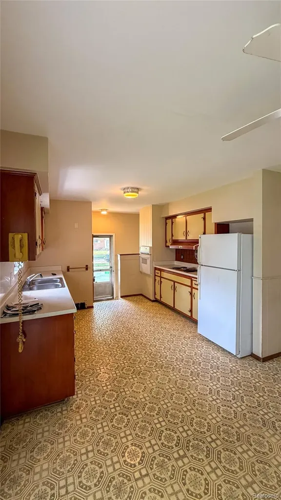 29812 Newport Drive Warren City MI 48088