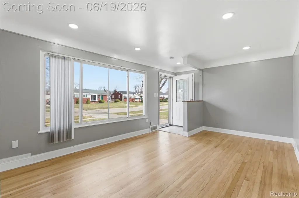 25317 Wagner Avenue Warren City MI 48089