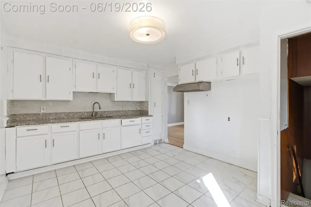 25317 Wagner Avenue Warren City MI 48089