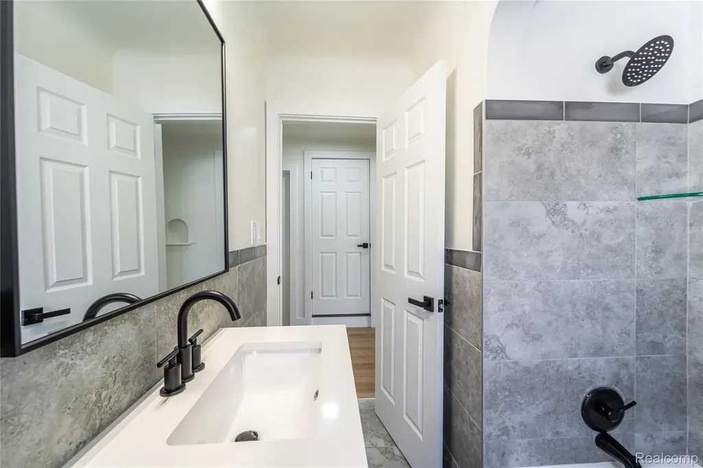 22427 Hanson Court St. Clair Shores City MI 48080