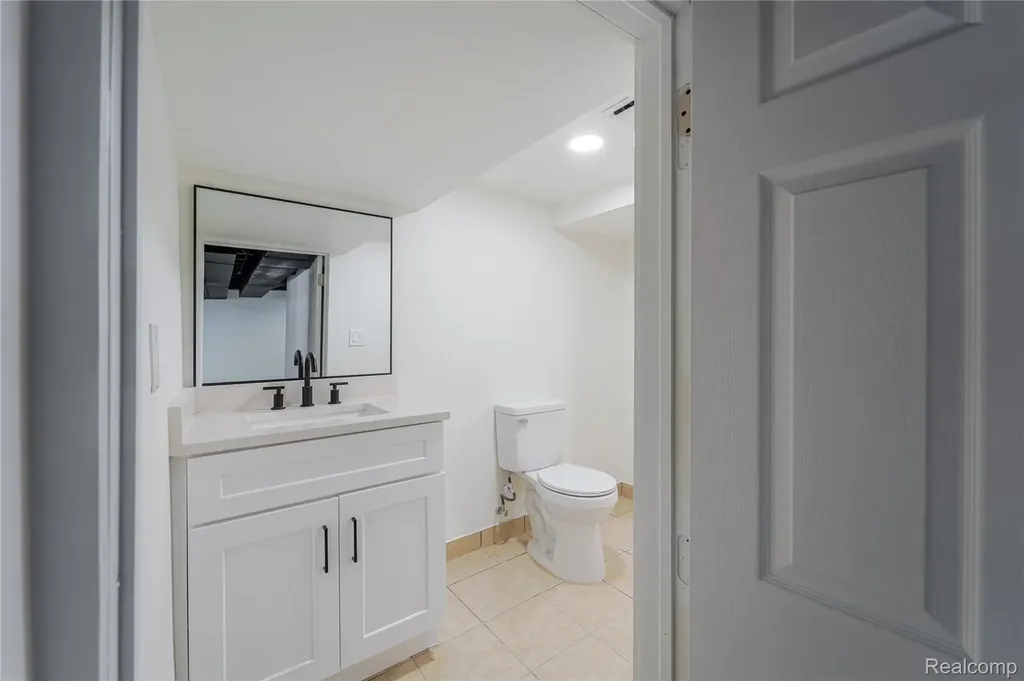 22427 Hanson Court St. Clair Shores City MI 48080