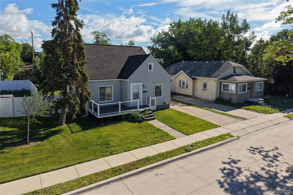 22427 Hanson Court St. Clair Shores City MI 48080