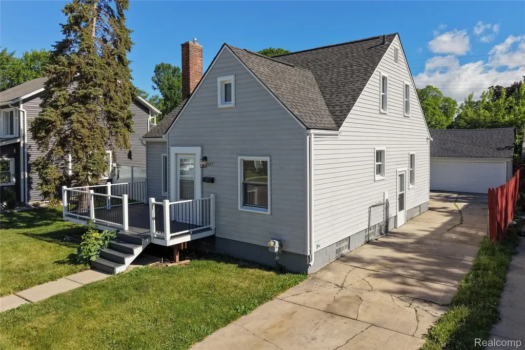 22427 Hanson Court St. Clair Shores City MI 48080