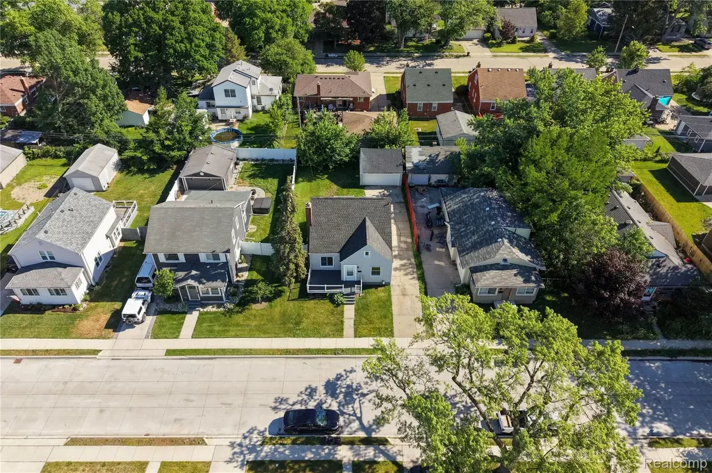 22427 Hanson Court St. Clair Shores City MI 48080