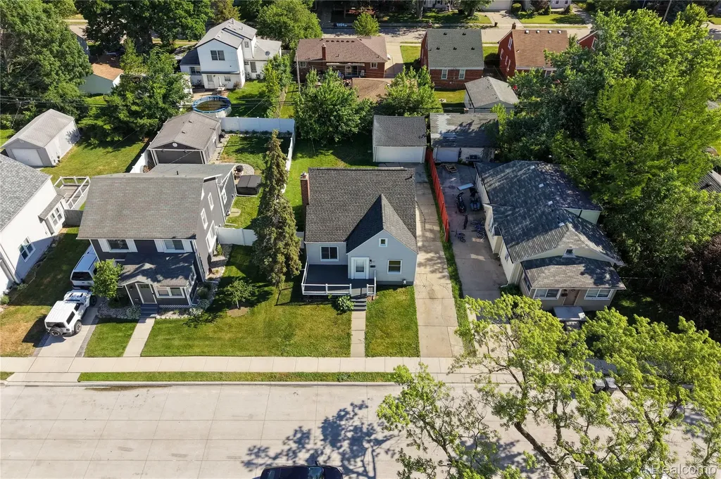 22427 Hanson Court St. Clair Shores City MI 48080