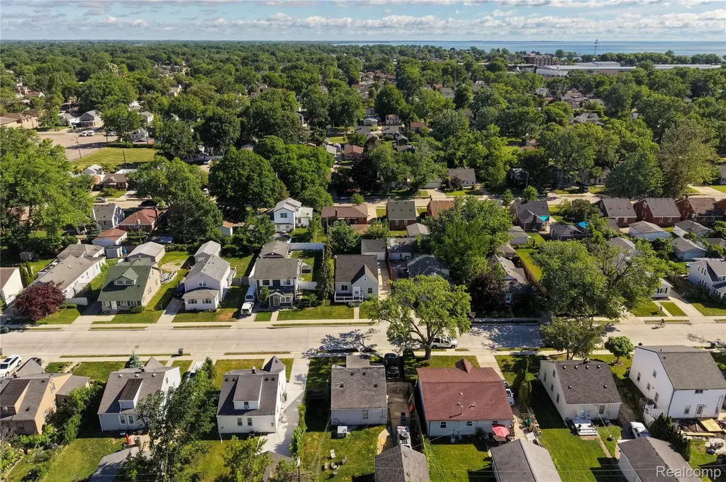 22427 Hanson Court St. Clair Shores City MI 48080
