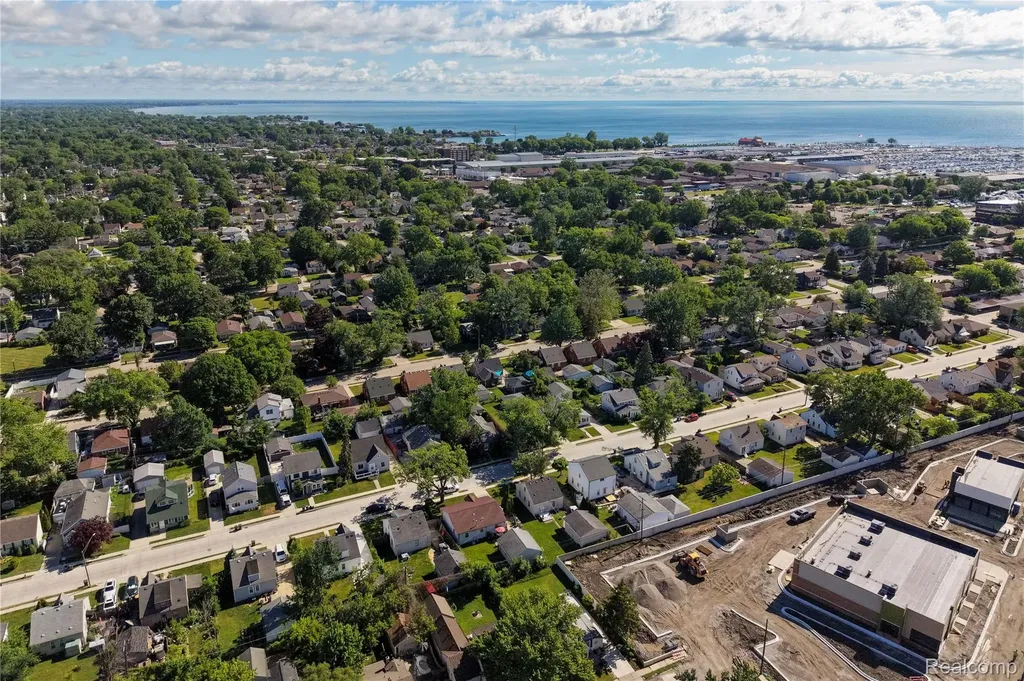 22427 Hanson Court St. Clair Shores City MI 48080