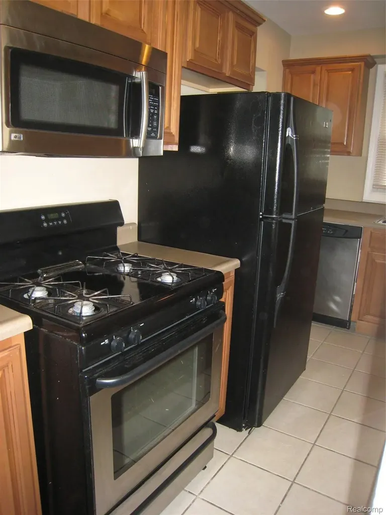 18556 Kenosha Street Harper Woods City MI 48225