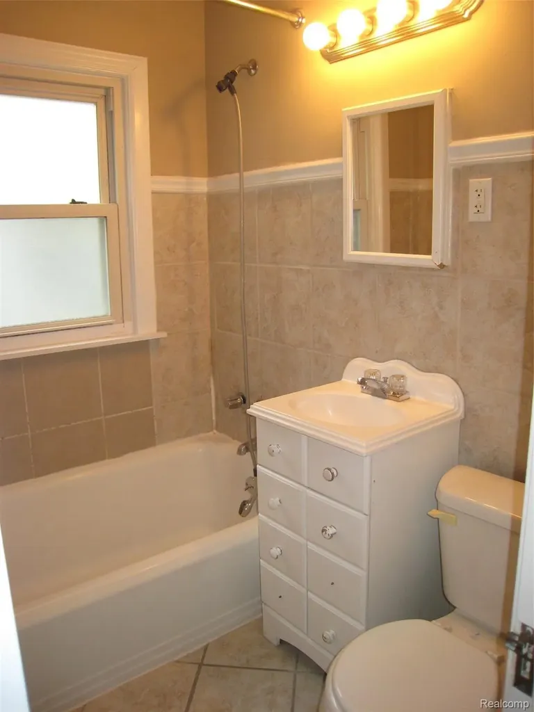 18556 Kenosha Street Harper Woods City MI 48225