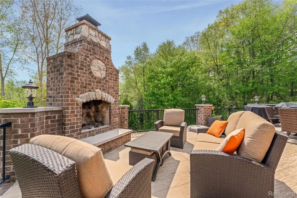 2761 Plum Creek Drive Oakland Charter Township MI 48363