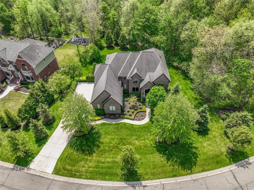 2761 Plum Creek Drive Oakland Charter Township MI 48363